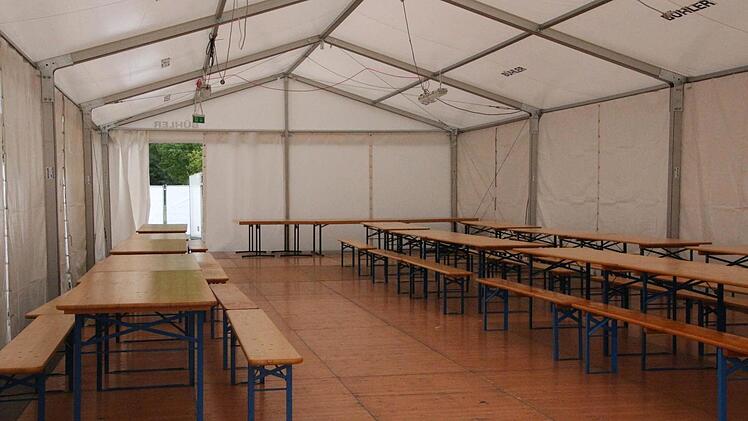 Essen gibt's im Zelt.