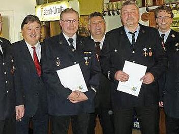 Klaus Gumtow und Wolfgang Hartmann erhielten bei der Hauptversammlung der Feuerwehr Gössenreuth das Staatliche Ehrenzeichen in Gold für 40-jährige Dienstzeit. Unser Bild zeigt (von links) Kommandant Markus Matussek, Landrat Klaus Peter Söllner, Wolfgang Hartmann, Bürgermeister Gerhard Schneider, Klaus Gumtow, Vorsitzenden Achim Geyer und Kreisbrandmeister Reiner Bär. Foto: Klaus-Peter Wulf
