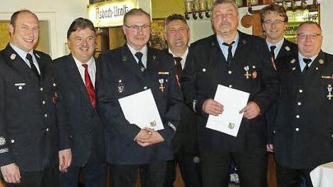 Klaus Gumtow und Wolfgang Hartmann erhielten bei der Hauptversammlung der Feuerwehr Gössenreuth das Staatliche Ehrenzeichen in Gold für 40-jährige Dienstzeit. Unser Bild zeigt (von links) Kommandant Markus Matussek, Landrat Klaus Peter Söllner, Wolfgang Hartmann, Bürgermeister Gerhard Schneider, Klaus Gumtow, Vorsitzenden Achim Geyer und Kreisbrandmeister Reiner Bär. Foto: Klaus-Peter Wulf