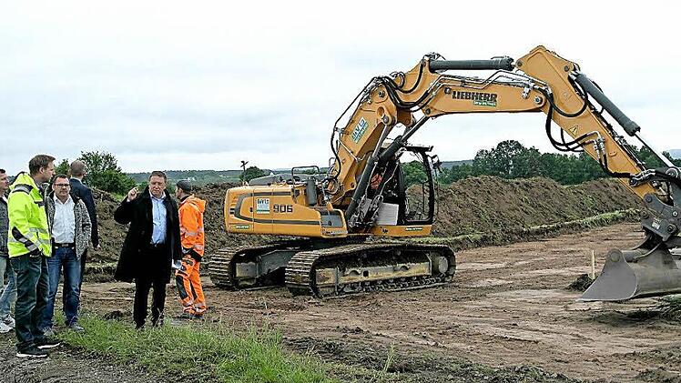 Oberbürgermeister Henry Schramm (Zweiter von rechts) gibt den Startschuss für den zweiten Abschnitt des Melkendorfer Baugebiets "Siegberg". Dort entstehen weitere 17 Grundstücke, auf denen Ein- und Zweifamilien-Wohnhäuser errichtet werden können. Foto: Peter Müller