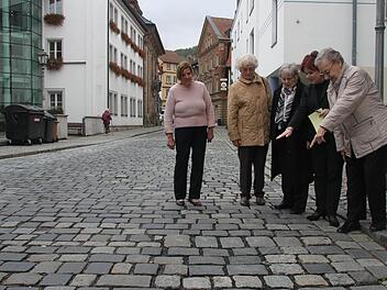 Der Seniorenbeirat in der Spitalgasse: Die tiefen Rillen zwischen den Pflastersteinen sind für Gehbehinderte ein Problem.  Foto: Dagmar Besand