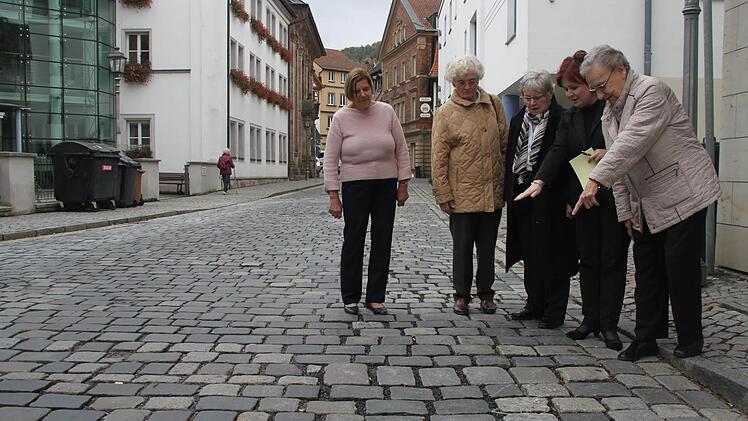 Der Seniorenbeirat in der Spitalgasse: Die tiefen Rillen zwischen den Pflastersteinen sind für Gehbehinderte ein Problem.  Foto: Dagmar Besand