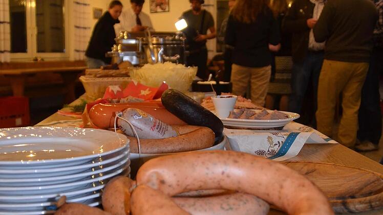 Das leckere Wurstbuffet bei der Gründungsversammlung des "Verein Fränkisches Wurst-Reinheitsgebot". Foto: Kathrin Kupka-Hahn