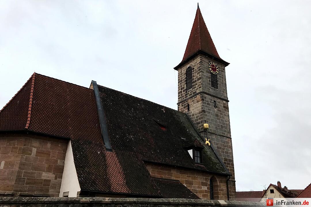 Wetterhahn stürtzt von Kirche in Seukendorf