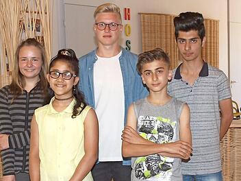 Christoph Mohr (Mitte) leistete im Schuljahr 2016/2017 an der Herzog-Otto-Mittelschule als Bundesfreiwilligendienstleistender (Bufdi) wertvolle Dienste bei der Betreuung der Übergangsklasse für Flüchtlinge und Migranten. Foto: Alfred Thieret