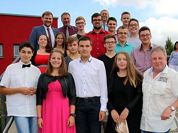 15 Schüler wurden am Freitag von der Seßlacher Grund- und Mittelschule entlassen, in Anwesenheit von Seßlachs Bürgermeister Martin Mittag, Schulleiter Wolfgang Hoydem und Weitramsdorfs Bürgermeister Wolfgang Bauersachs (hinten, von links). Neun von ihnen haben den Quali in der Tasche. Den besten Abschluss erzielten Manoell-Jamal Elsner, Antonia Duffek und Jonas Billinger (vorne, von links). Für die scheidende 9B war ihr Klassenlehrer Freddy Jäck (vorne rechts) der Superstar. Foto: Bettina Knauth