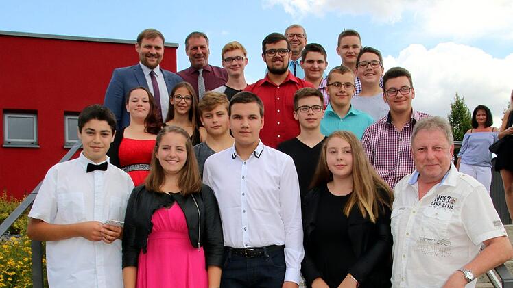 15 Schüler wurden am Freitag von der Seßlacher Grund- und Mittelschule entlassen, in Anwesenheit von Seßlachs Bürgermeister Martin Mittag, Schulleiter Wolfgang Hoydem und Weitramsdorfs Bürgermeister Wolfgang Bauersachs (hinten, von links). Neun von ihnen haben den Quali in der Tasche. Den besten Abschluss erzielten Manoell-Jamal Elsner, Antonia Duffek und Jonas Billinger (vorne, von links). Für die scheidende 9B war ihr Klassenlehrer Freddy Jäck (vorne rechts) der Superstar. Foto: Bettina Knauth