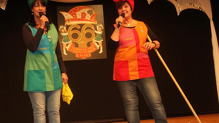Die Sumbarcher Waschweiber Frieda und Hulda alias Doris Motschmann und Silvia Otto sorgten für so manchen Lacher.