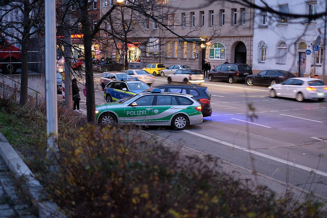 Lebensgefährlich verletzt : Unbekannter prügelt auf offener Straße auf Frau in Nürnberg ein