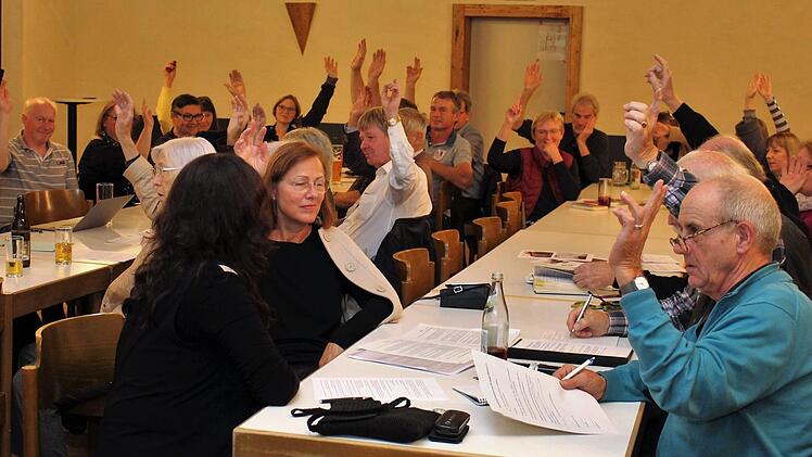 Verschiedene Abstimmungen waren zur Vereinsgründung notwendig.   Foto: Evi Seeger