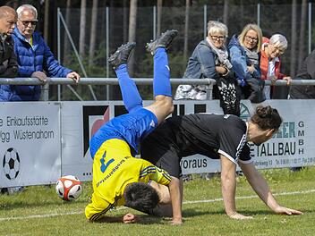 Einen hohen Unterhaltungswert hatte die Kreisligapartie bei der Spvg W&uuml;stenahorn f&uuml;r die Zuschauer. Die favorisierten G&auml;ste vom SV Gro&szlig;garnstadt (gelbes Trikor) wurden ihrer Favoritenrolle gerecht und entf&uuml;hrten drei wichtige Punkte im Kampf um den Relegationsplatz. Foto: Hagen Lehmann