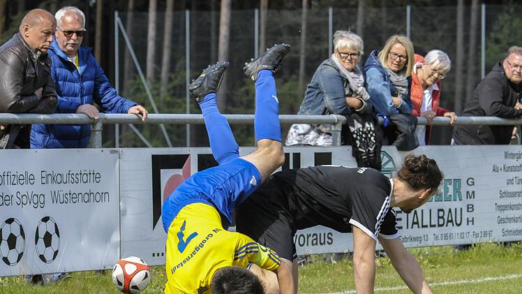 Einen hohen Unterhaltungswert hatte die Kreisligapartie bei der Spvg W&uuml;stenahorn f&uuml;r die Zuschauer. Die favorisierten G&auml;ste vom SV Gro&szlig;garnstadt (gelbes Trikor) wurden ihrer Favoritenrolle gerecht und entf&uuml;hrten drei wichtige Punkte im Kampf um den Relegationsplatz. Foto: Hagen Lehmann