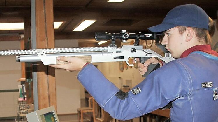 Drei- bis viermal pro Woche ist Paul Reuther im Kronacher Schießstand zu finden. Den Schießsport bezeichnet der Steinberger mittlerweile als seine große Leidenschaft.  Foto: Veronika Schadeck