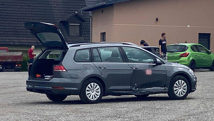 Autofahrer übersieht Biker beim Abbiegen