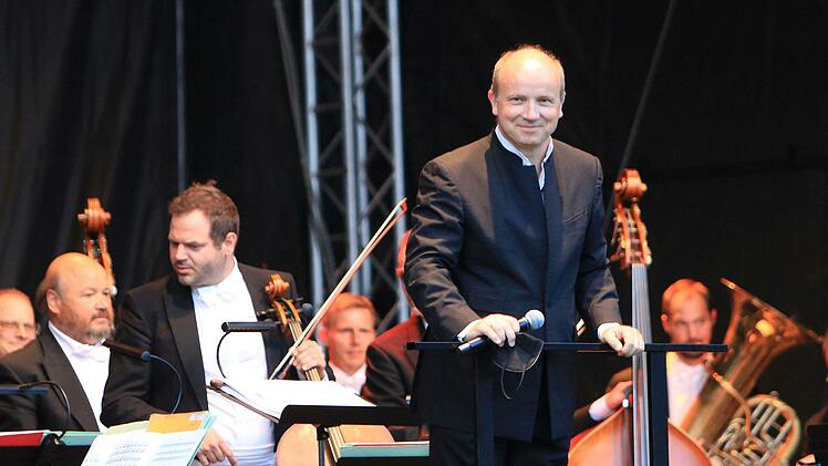 Reichlich Applaus gab es beim Klassik-Open-Air im Rosengarten f&uuml;r den fr&uuml;heren GMD Roland Kluttig.Foto: Jochen Berger