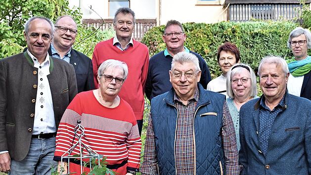 Dieter Friebe nahm mit seiner Gattin Ellen (vorne, Mitte) gerne die Geburtstagsgl&uuml;ckw&uuml;nsche von B&uuml;rgermeister, Vereinen und dem SPD-Ortsverein von Altenkunstadt entgegen.