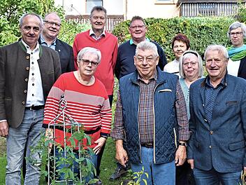 Dieter Friebe nahm mit seiner Gattin Ellen (vorne, Mitte) gerne die Geburtstagsglückwünsche von Bürgermeister, Vereinen und dem SPD-Ortsverein von Altenkunstadt entgegen.