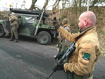 Übung für den Checkpoint. Dabei gehen Södner selten zimperlich zu. Gegnern drohen Folter und Gefängnis.