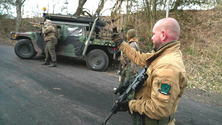Übung für den Checkpoint. Dabei gehen Södner selten zimperlich zu. Gegnern drohen Folter und Gefängnis.