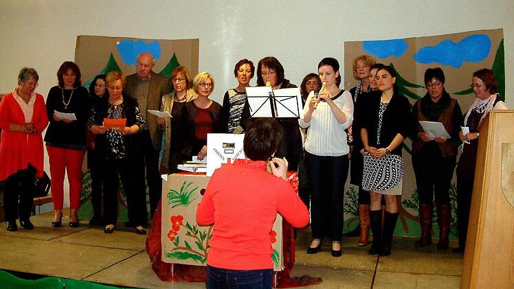 Der Lehrer-Chor der GS Zeil-Sand trug zur Amtseinführung der neuen Schulleiterin Conny Genslein ein selbstgedichtetes Lied vor.