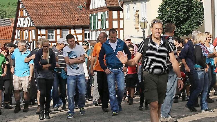 An der Fuchsstädter Ortskirche starteten die Grenzgänger zu ihrer Tour, die viele interessante Einblicke vermittelte. Fotos: Gerd Schaar