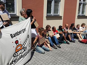 Rentner und Studenten - mit oder ohne Dach über dem Kopf - geben ihrer Wut über die Aussage des Stadtbau GmbH-Chefs Ausdruck. Foto: Ronald Rinklef