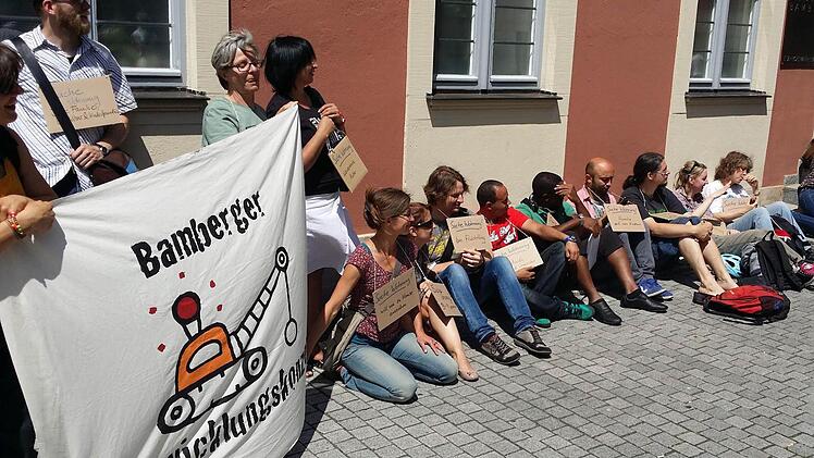 Rentner und Studenten - mit oder ohne Dach über dem Kopf - geben ihrer Wut über die Aussage des Stadtbau GmbH-Chefs Ausdruck. Foto: Ronald Rinklef