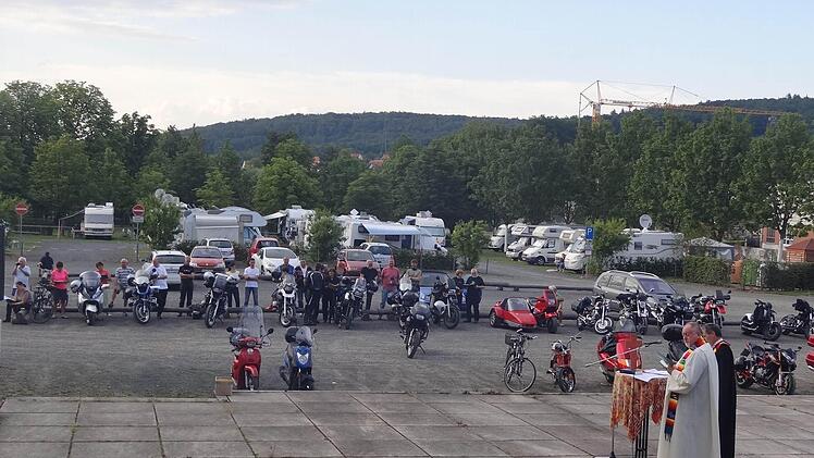 Am Freitag vor dem Altstadtfest, hinter der Stadtmauer auf dem gemütlichen Wohnmobilstellplatz treffen sich jährlich die "Biker", um sich den Segen für die Ferienzeit zu holen und sich über die besten Routen und Erlebnisse bei Bratwurst und Bier auszutauschen. Foto: Johanna Eckert