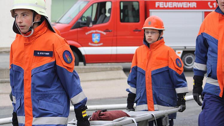 Feuerwehrübungen wie in diesem Bild bereiten die Jugendlichen auf die Einsätze vor. Foto: Lutz Schneider