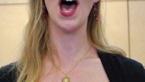 Anna-Lena Müller, Studentin an der Musikhochschule Würzburg, sang die Nationalhymne. Foto: Sigismund von Dobschütz