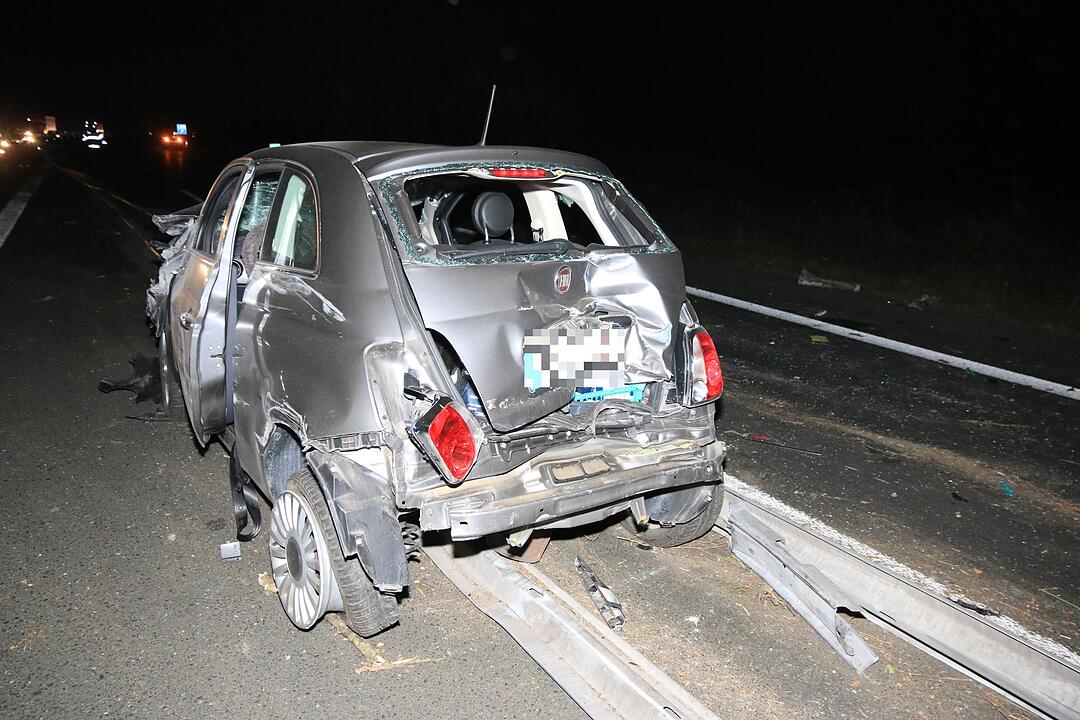 Lkw durchbricht Mittelschutzplanke auf A73