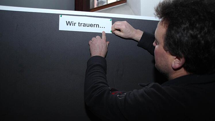 Zur Trauerbewältigung kann man seine Gedanken in der Kirche auch an eine Pinnwand pinnen.
