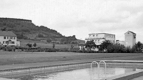 So sah das gerade erst erbaute Lehrschwimmbecken des Gymnasiums vor 50 Jahren aus.  Foto: Gerhard Fuhrmann