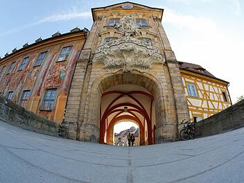 Die Obere Brücke und das Alte Rathaus, aufgenommen mit einem sogenannten Fisheye; in der Mitte die breiten Granitplatten für eine barrierefreie Überquerung; Foto: Matthias Hoch