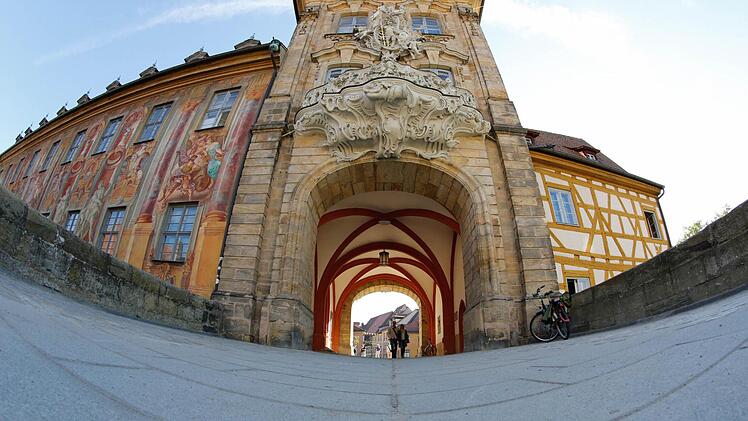 Die Obere Brücke und das Alte Rathaus, aufgenommen mit einem sogenannten Fisheye; in der Mitte die breiten Granitplatten für eine barrierefreie Überquerung; Foto: Matthias Hoch