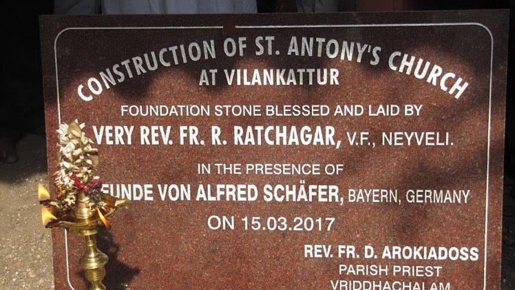 Eine Überraschung gab es bei der Enthüllung der Tafel, die an die Grundsteinlegung und die Geldspenden erinnern soll. Der Schriftzug "Freunde von Alfred Schäfer, Bayern, Germany" ist eingraviert.  Foto: Alfred Schäfer/Archiv