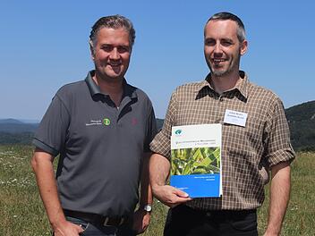Julian Bruhn (rechts), Qualit&auml;ts-Scout des Verbands Deutscher Naturparke, nutzte seinen Evaluierungsaufenthalt  f&uuml;r Gespr&auml;che mit Vertretern und Partnern des Naturparks Hessische Rh&ouml;n und besuchte mit Gesch&auml;ftsf&uuml;hrer Torsten Raab verschiedene Projekte.  F&uuml;r einen Aufstieg auf die Milseburg (im Hintergrund) blieb jedoch keine Zeit.                                                  Sandra Limpert