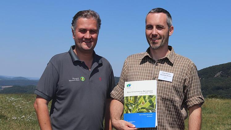 Julian Bruhn (rechts), Qualit&auml;ts-Scout des Verbands Deutscher Naturparke, nutzte seinen Evaluierungsaufenthalt  f&uuml;r Gespr&auml;che mit Vertretern und Partnern des Naturparks Hessische Rh&ouml;n und besuchte mit Gesch&auml;ftsf&uuml;hrer Torsten Raab verschiedene Projekte.  F&uuml;r einen Aufstieg auf die Milseburg (im Hintergrund) blieb jedoch keine Zeit.                                                  Sandra Limpert