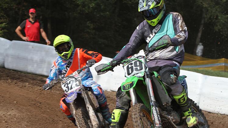 Marco Haas aus Königsberg (325) im Duell in einer feuchten Senke.