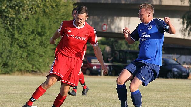 Ein noch ungewohntes Bild: Pascal Seidelmann (links) im Trikot des FC Viereth.  Mit seinem neuen Klub setzte sich der Spielertrainer in der 3. Runde des Kreispokals gegen den FC Oberhaid und seinen  Trauzeugen  Julian Schonert (r.) nach Elfmeterschie&szlig;en durch.sportpress