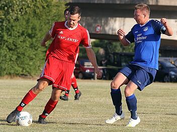 Ein noch ungewohntes Bild: Pascal Seidelmann (links) im Trikot des FC Viereth.  Mit seinem neuen Klub setzte sich der Spielertrainer in der 3. Runde des Kreispokals gegen den FC Oberhaid und seinen  Trauzeugen  Julian Schonert (r.) nach Elfmeterschießen durch.sportpress