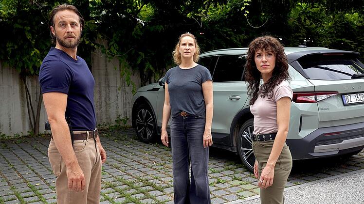 Aus Befangenheit gibt Sonja (Chiara Schoras, Mitte) die Ermittlungen an Sonderermittlerin Mariella Colombo (Gabriela Garc&iacute;a-Vargas) und ihren Kollegen Kommissar Jonas Kerschbaumer (Gabriel Raab) ab.