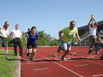 Seit 30 Jahren hält Ralf Marlok mit 11,2 Sekunden die Realschul-Bestzeit über 100 Meter. Jetzt setzt er einen Preis aus, dass der Uralt-Rekord gebrochen wird. Von links: der pensionierte Sportlehrer Edwin Schultheiß, Michael Krasser von der Kulmbacher Brauerei, Sportlehrer Josef Pensler (verdeckt), Milena Marlok, Ralf Marlok, Sportlehrer Jürgen Hoffmann und Jan Marlok. Foto: Stephan Tiroch