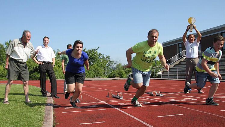 Seit 30 Jahren hält Ralf Marlok mit 11,2 Sekunden die Realschul-Bestzeit über 100 Meter. Jetzt setzt er einen Preis aus, dass der Uralt-Rekord gebrochen wird. Von links: der pensionierte Sportlehrer Edwin Schultheiß, Michael Krasser von der Kulmbacher Brauerei, Sportlehrer Josef Pensler (verdeckt), Milena Marlok, Ralf Marlok, Sportlehrer Jürgen Hoffmann und Jan Marlok. Foto: Stephan Tiroch