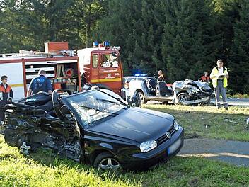 Die beiden Unfallfahrzeuge, vorne der VW Golf Cabrio, der aus Richtung Hof den Unfall verursachte, im Hintergrund der Skoda, aus dem die Insassen von der Feuerwehr befreit werden mussten. Foto: Susanne Deuerling