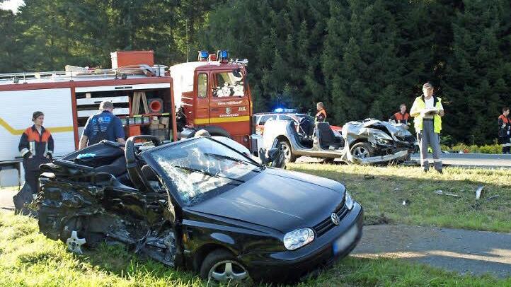 Die beiden Unfallfahrzeuge, vorne der VW Golf Cabrio, der aus Richtung Hof den Unfall verursachte, im Hintergrund der Skoda, aus dem die Insassen von der Feuerwehr befreit werden mussten. Foto: Susanne Deuerling