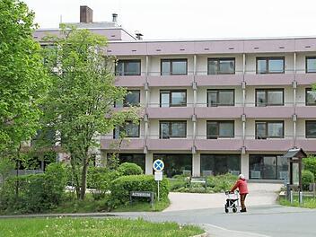 Im Bereich Nordgauerstraße wohnen viele ältere Lichtenfelser. Die Stadtbushaltestelle befindet sich nur wenige Schritte vom früheren Altenheim entfernt, das sei Ende 2012 leersteht. Fotos: Ramona Popp