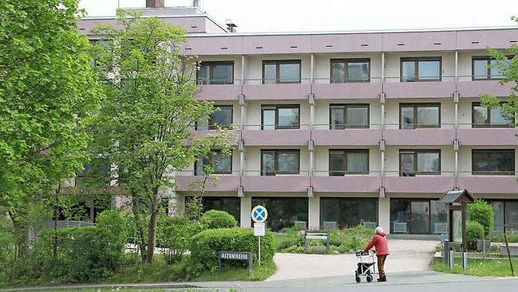 Im Bereich Nordgauerstraße wohnen viele ältere Lichtenfelser. Die Stadtbushaltestelle befindet sich nur wenige Schritte vom früheren Altenheim entfernt, das sei Ende 2012 leersteht. Fotos: Ramona Popp