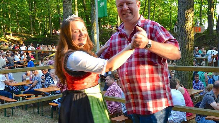 Nicht nur Trinkfestigkeit sondern auch Tanzsicherheit ist gefragt beim Kirschenfest.