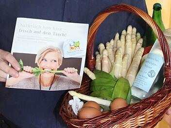 Alles aus der Region: Spargel, Wein, Eier, Zwetschgenwasser und der Bärlauch: Alles "natürlich von hier". Foto: Ralf Kestel